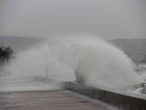 Fırtına sebebiyle dalga boyu 4 ila 5.5 metreye ulaştı