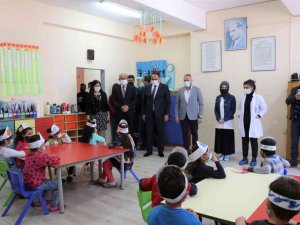 Başkan Yılmaz’dan öğrencilere diş bakım seti