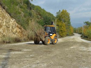 Serik’te selden etkilenen yollarda temizlik çalışması