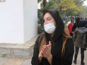 Ebru Şallı gözyaşları içerisinde babasını uğurladı