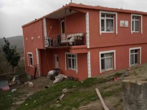 Etkisini gösteren lodos binanın çatısını uçurdu