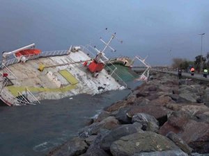 Maltepe’de fırtınada yan yatan geminin akıbeti gün ağarınca görüldü