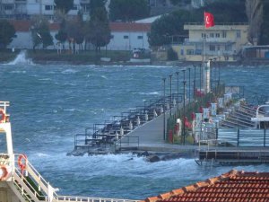 Çanakkale Boğazı’nda feribot seferleri geçici olarak durduruldu