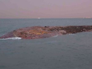 Maltepe’de lodos nedeniyle yan yatan gemi kamerada