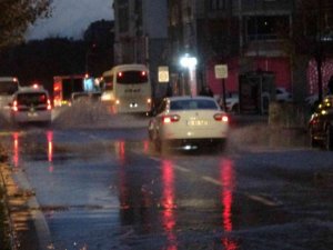 Tekirdağ’da yağmur caddeleri göle çevirdi