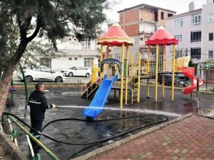 Çocuk parkları dezenfekte ediliyor
