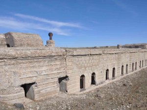 Kars’ta 271 yıllık tabya yok oluyor