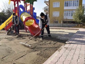 Selçuklu’da 71 çocuk parkının kumu değişti