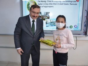 Başkan Doğan, başarılı öğrenciyi ödüllendirdi