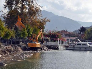 Dünyanın önemli doğal miraslarından biri olan Dalyan Kanalları’na kamyonlarla kum ve taş dökülüyor