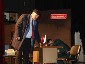 Türkiye’de bir ilk, Siirt Emniyet Müdürü Yılmaz, tiyatro sahnesinde rol aldı