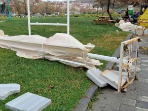 Dev şemsiyeler uçtu, mermer taşları yerinden oynadı