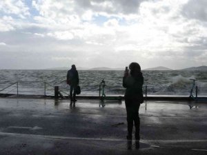 Caddebostan Sahili’nde dalgalar metrelerce yükseldi, vatandaş selfie için sahile koştu