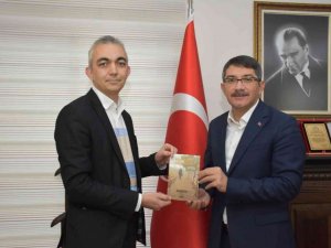 Şiir kitabını Başkan Çelik’e hediye etti