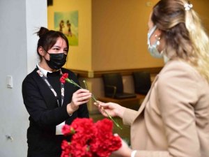 Tuzla Belediyesi’nden tıbbi sekreterlere çiçek sürprizi