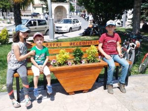 Bafra’nın kent mobilyaları belediye atölyesinde üretiliyor