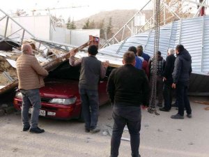Yozgat’ta fırtına nedeniyle kopan çatı parçaları iki araca zarar verdi
