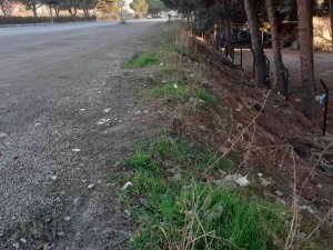 İlçe halkını çileden çıkartan yol kenarındaki çöpler temizlendi