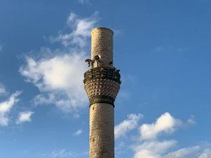 Şiddetli fırtına cami minaresini yıktı