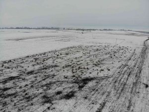 Kars’ta göçerlerin kar üzerinde zorlu yolculuğu