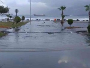 İskenderun’da deniz taştı