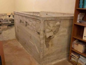 Şehzade Mehmet İmarethanesi’ndeki lahitin ön kısmında bulunan akrostiş şiir görenlerin dikkatini çekiyor