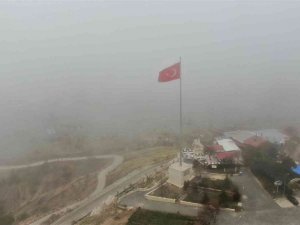 Sıcaklıkların düştüğü Elazığ’ı sis teslim aldı