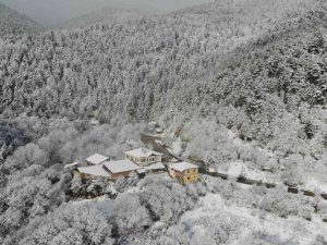 Doğa kışa kar örtüsü altında girdi