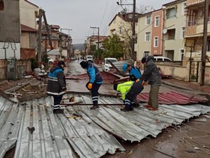 Derince’de lodos sonrası çevre temizliği