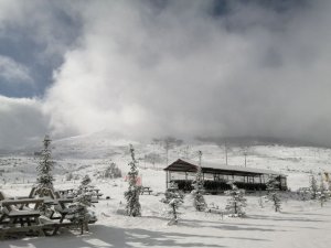 Yıldız Dağı Kayak Merkezi’nde kar kalınlığı 10 santimetreyi geçti