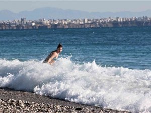 Türkiye güne kar yağışı ile uyanırken Antalya’da turistler denize koştu