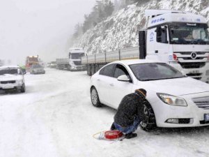 Doğuda kar yolları kapadı