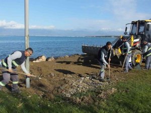 Balıkesir’de fırtınanın izleri silinmeye çalışılıyor