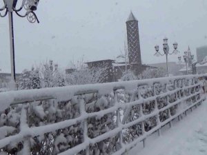 Erzurum’da kar yağışı görsel şölen oluşturdu