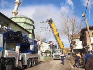 Yan yatan minare indirilmeye çalışılıyor