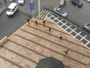 Ani yağmurdan kaçanlar kameraya takıldı