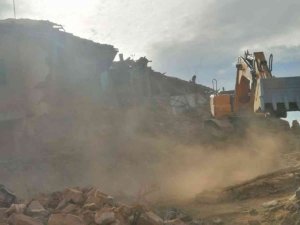 Delice’de metruk binalar yıkıldı