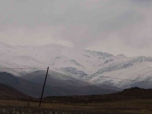 Yüksekova’ya kış mevsiminin ilk karı yağdı