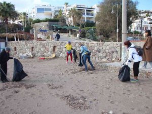 Fırtına sonrası sahil temizliği yaptılar