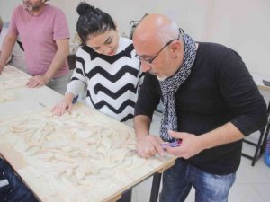 Kaybolan meslek ahşap oymacılığının inceliklerini öğreniyorlar