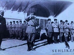 Fransız askerlerin Türk sancağını selamladığı fotoğraf gün yüzüne çıktı