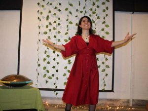 Masallarla dinleyenleri farklı dünyalara götürüyor