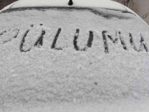 Pülümür’e mevsimin ilk karı yağdı