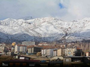 Hakkari’nin Merzan mahallesine mevsimin ilk karı düştü
