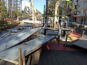 Rüzgar devirdi kaldıran olmadı