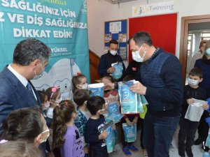 Minik öğrencilere diş bakım seti