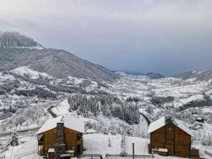 Doğa harikası Sakin Şehir ünvanlı Şavşat beyaza büründü