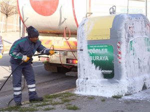 Aksaray’da çöp konteynerleri yıkanarak dezenfekte ediliyor