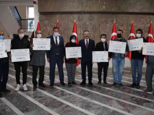 Hibe çeklerini Vali Aksoy’un elinden aldılar