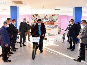 Aşı kampanyasına katılan gençlere bisiklet